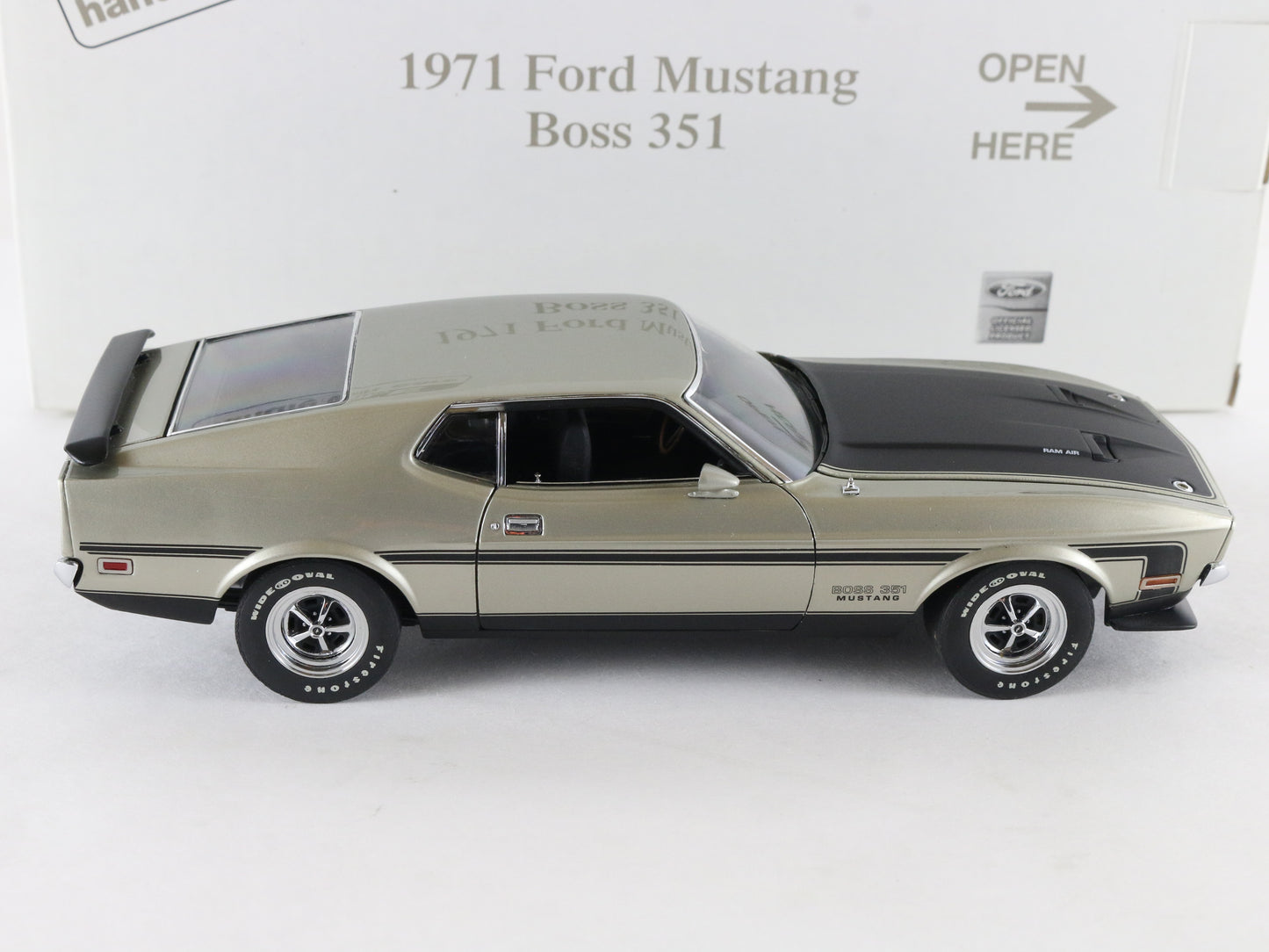 1971 Ford Mustang Boss 351 Fastback Gray Black Danbury Mint 1:24 Diecast Model