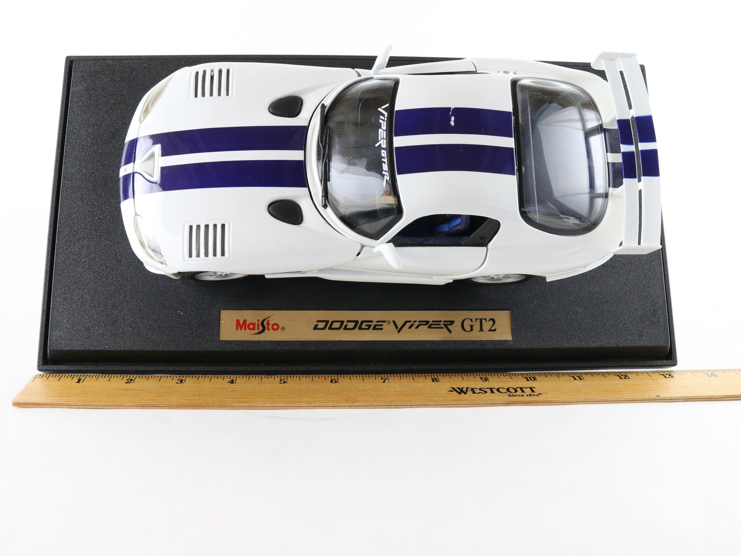 Dodge Viper Gt2 White & Blue Maisto 1:18 Diecast Model Car W/ Stand