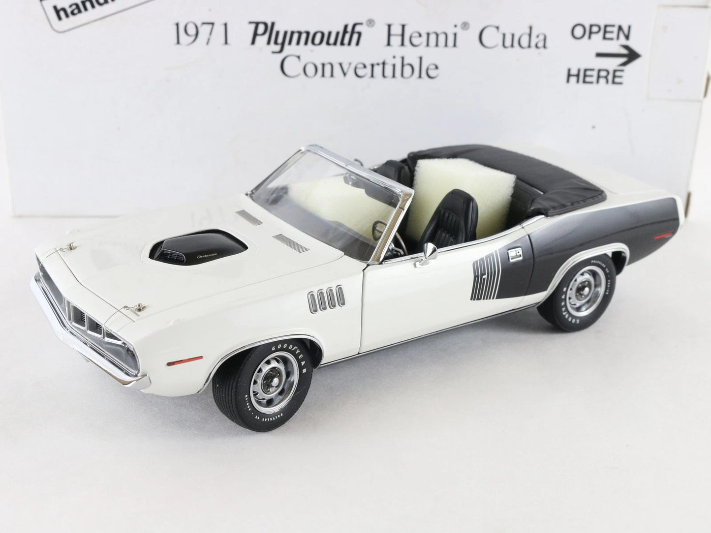 1971 Plymouth Hemi Cuda Barracuda Convertible White Black Danbury 1:24 Diecast