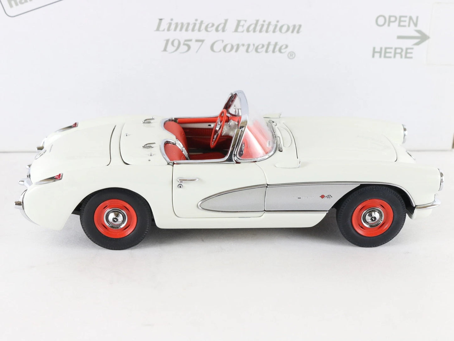 1957 Chevy Corvette Roadster Limited White Silver Danbury Mint 1:24 Diecast 2678