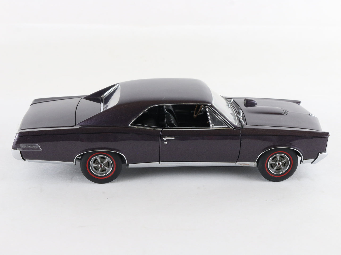 1967 Pontiac GTO Hardtop Plum Mist Purple Danbury Mint 1:24 Diecast Model Car
