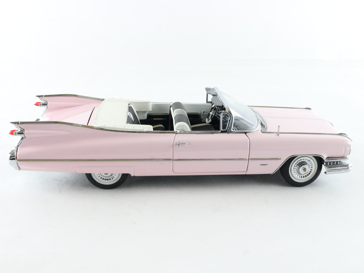 1959 Cadillac Series 62 Convertible Pink Danbury Mint 1:24 Model Car