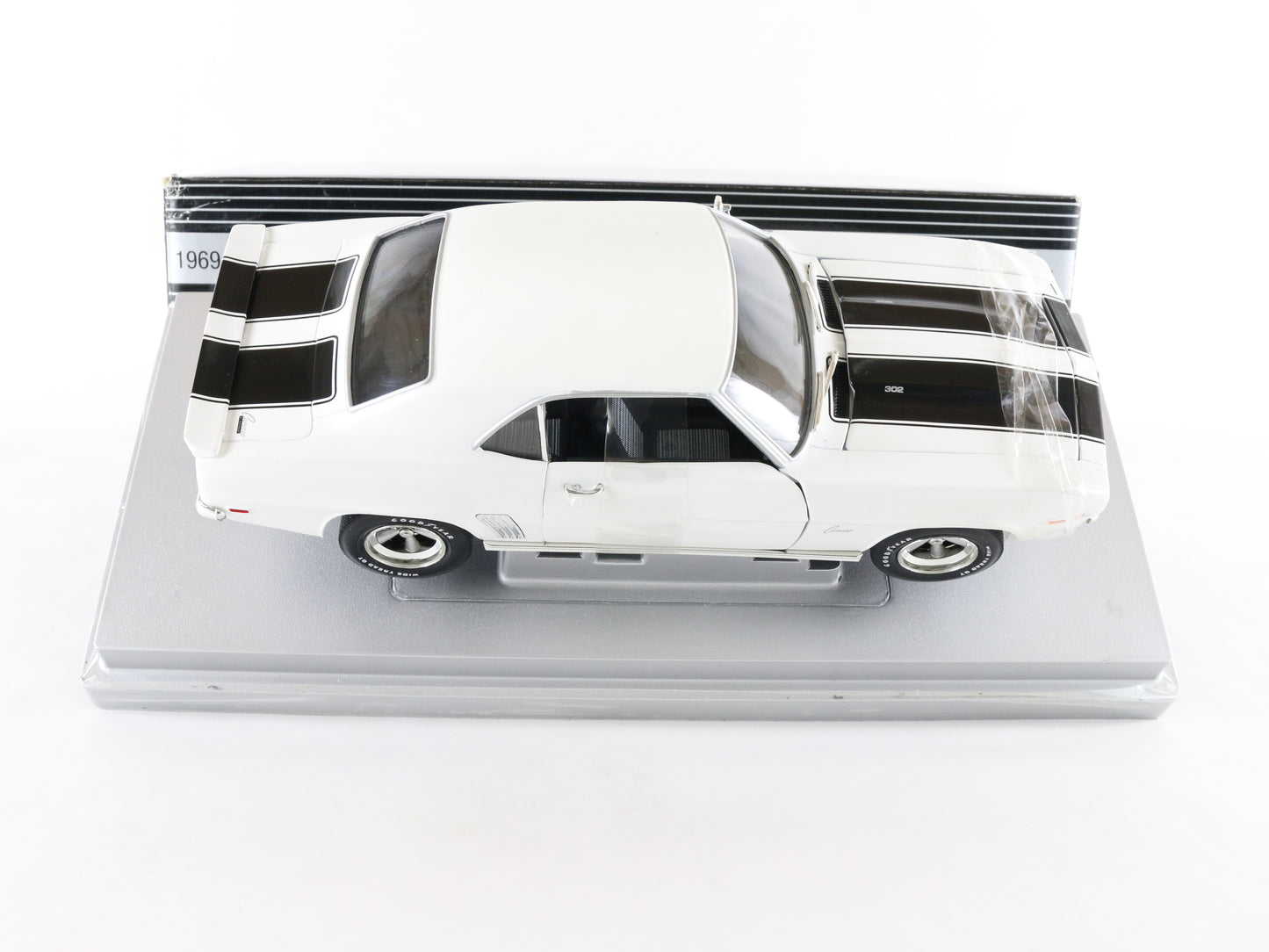 1969 Chevy Camaro Z28 White Black American Muscle ERTL 1:18 Diecast Model 33763