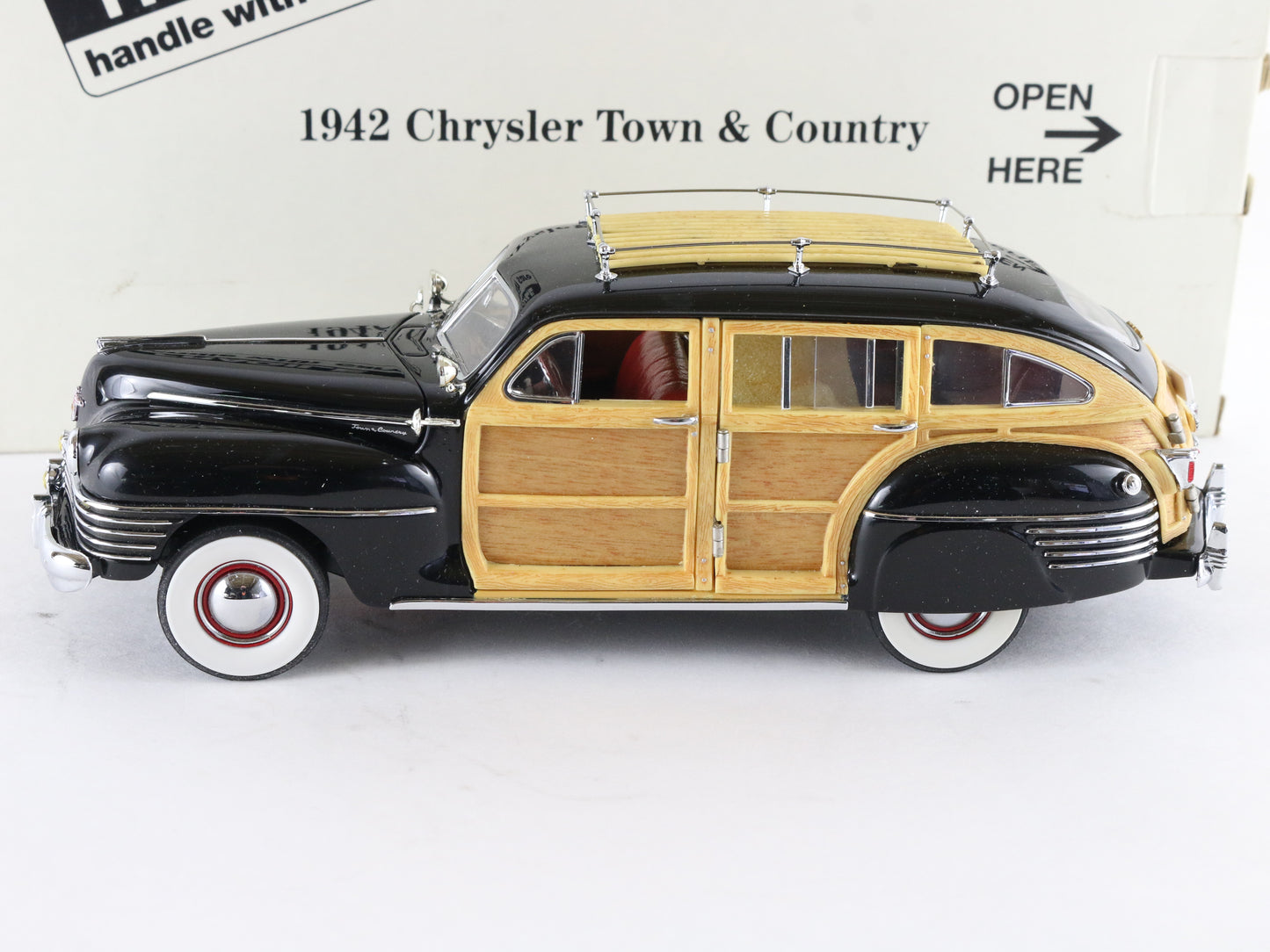 1942 Chrysler Town & Country Black Wood Panel Danbury Mint 1:24 Diecast Model