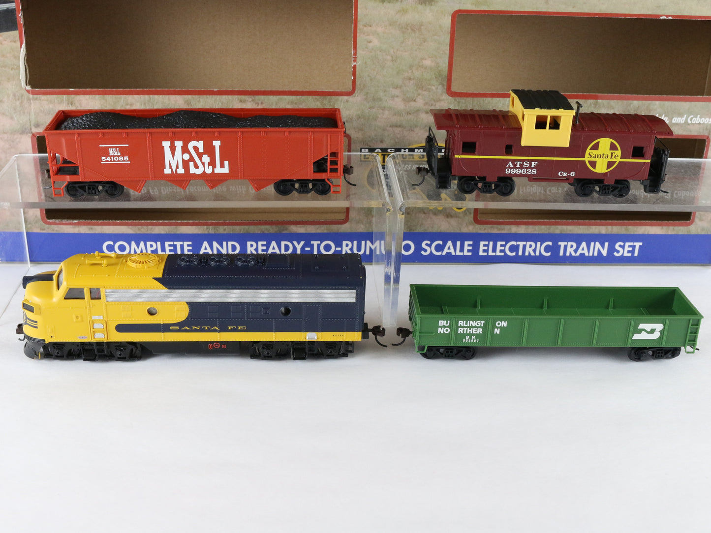 Bachmann HO War Chief Santa Fe Diesel Locomotive Train Set UNUSED #00746