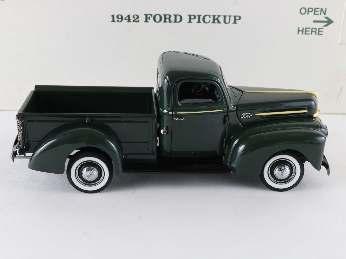 1942 Ford Pickup Truck Green Yellow Danbury Mint 1:24 Diecast Model Car