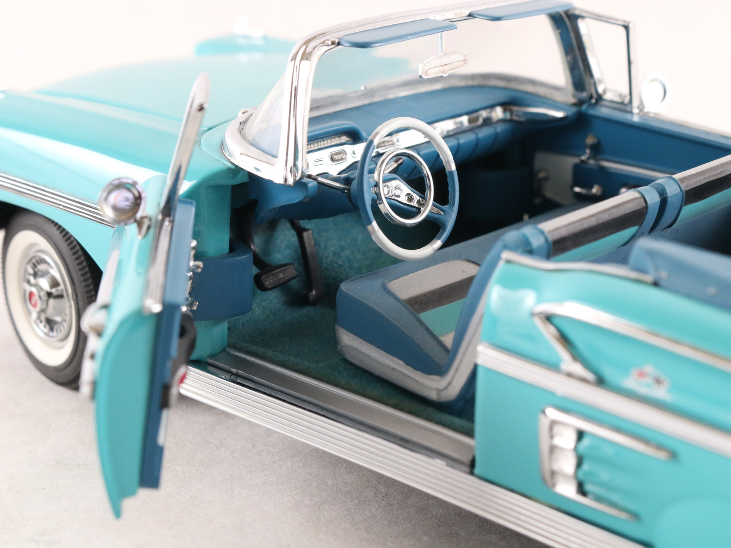 1958 Chevrolet Impala Convertible Turquoise Danbury Mint 1:24 Model Car