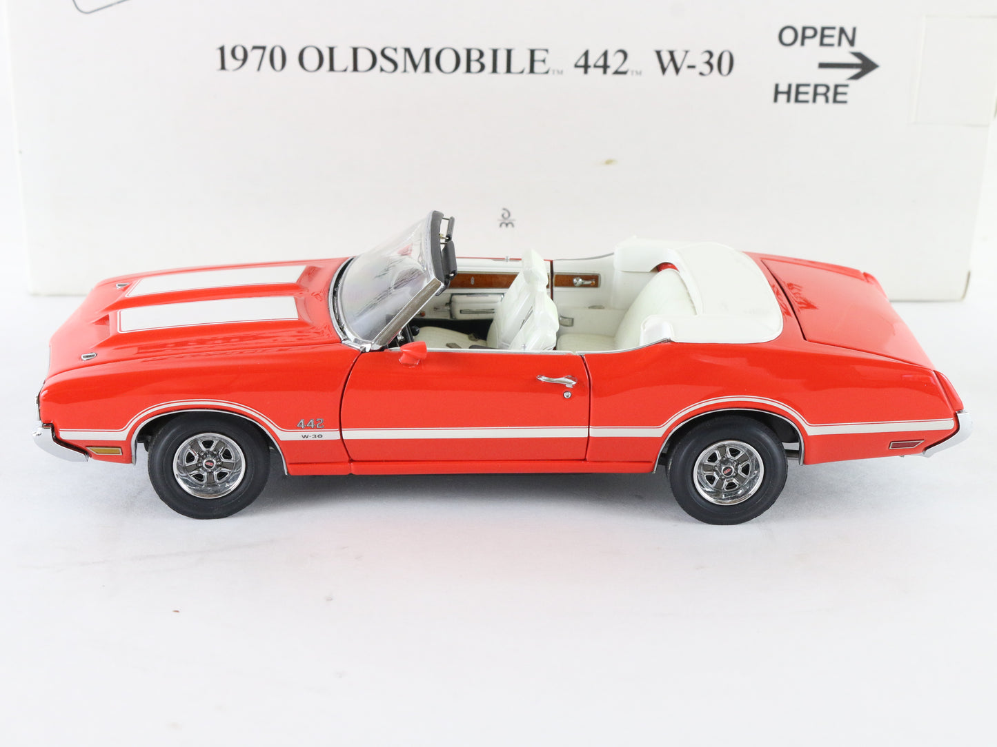 1970 Oldsmobile 442 W-30 Orange & White Danbury Mint 1:24 Diecast Model Car