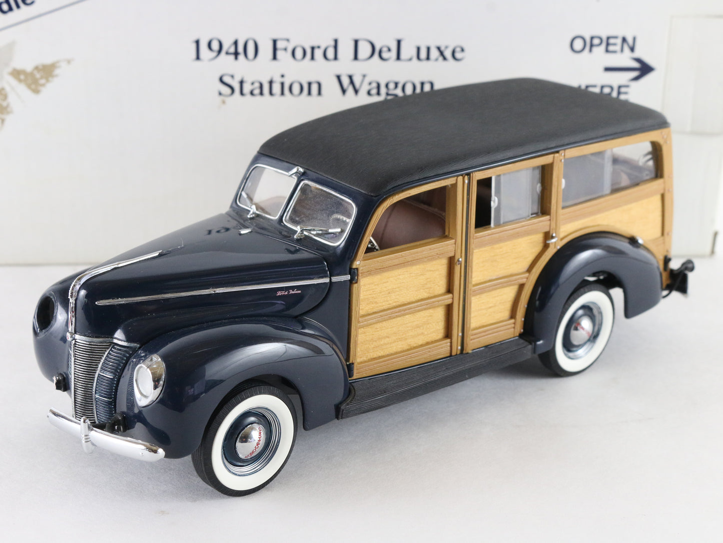 1940 Ford Deluxe Station Wagon Blue Woodie Danbury Mint 1:24 Diecast 