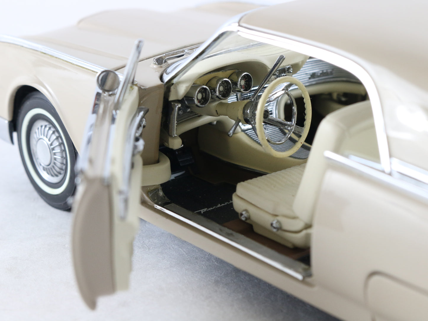 1961 Ford Thunderbird Hardtop Honey Beige Danbury Mint 1:24 Model Car