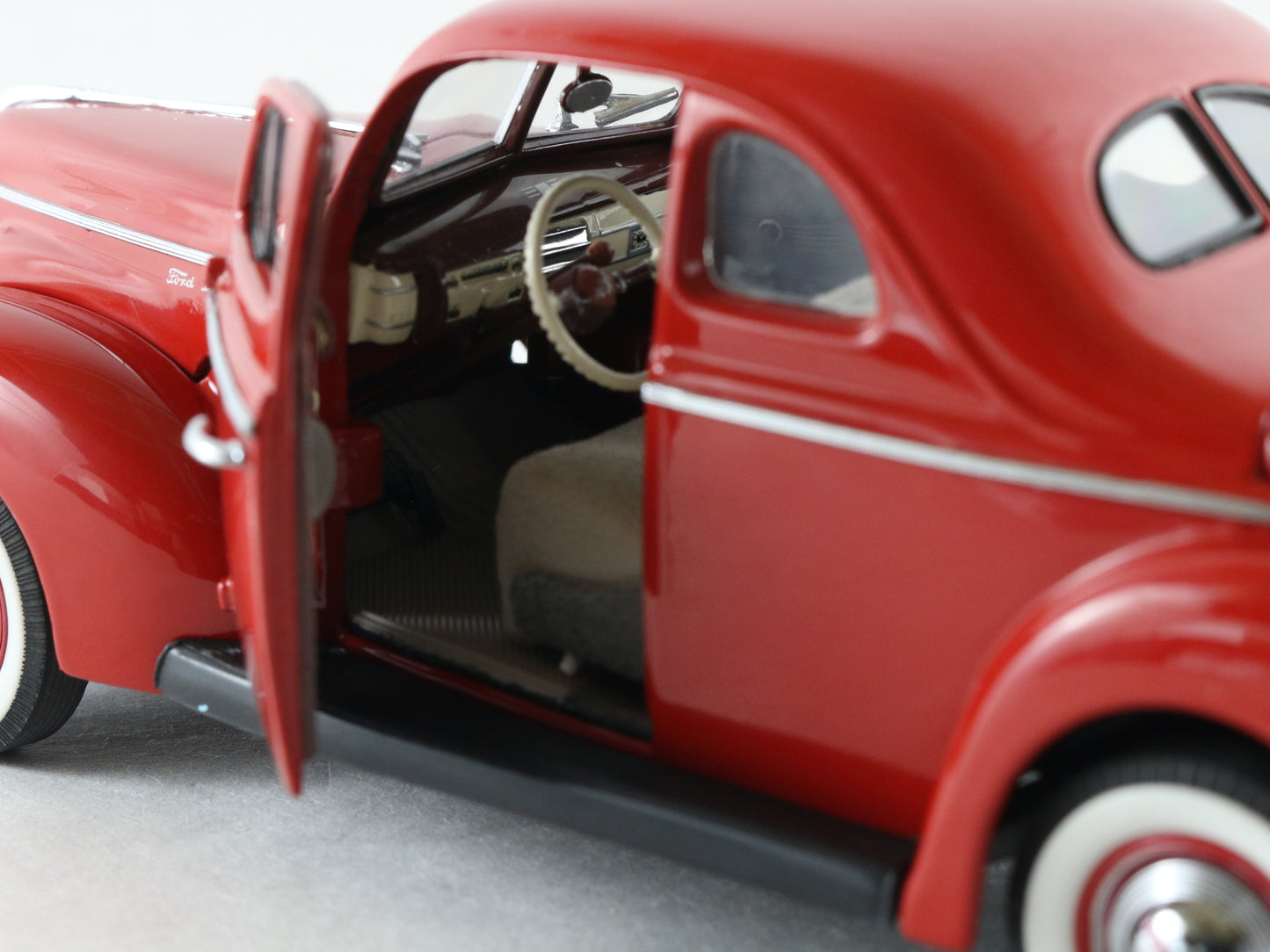 1940 Ford Deluxe Coupe Red Danbury Mint 1:24 Model Car