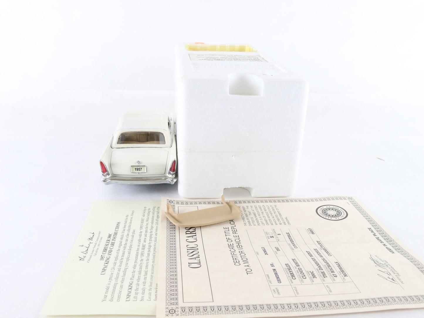 1957 Chrysler 300C Convertible White Danbury Mint 1:24 Diecast Model