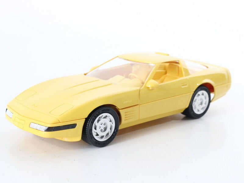 1992 Chevy Corvette Bright Yellow AMT ERTL 1:24 Plastic Promo Model Car