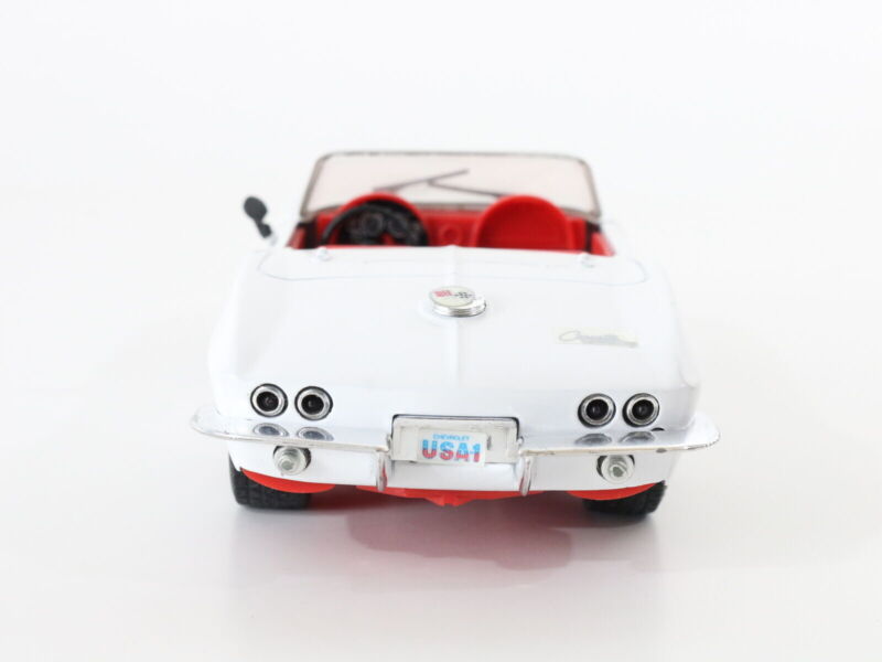 1988 Chevrolet Corvette Stingray White & Red Revell 1:24 Model Car