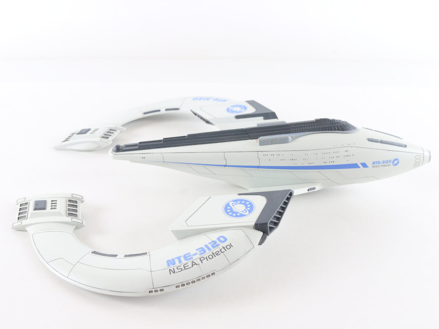 Galaxy Quest NSEA Protector Built Spaceship Nte-3120 1/400 Pegasus Hobbies
