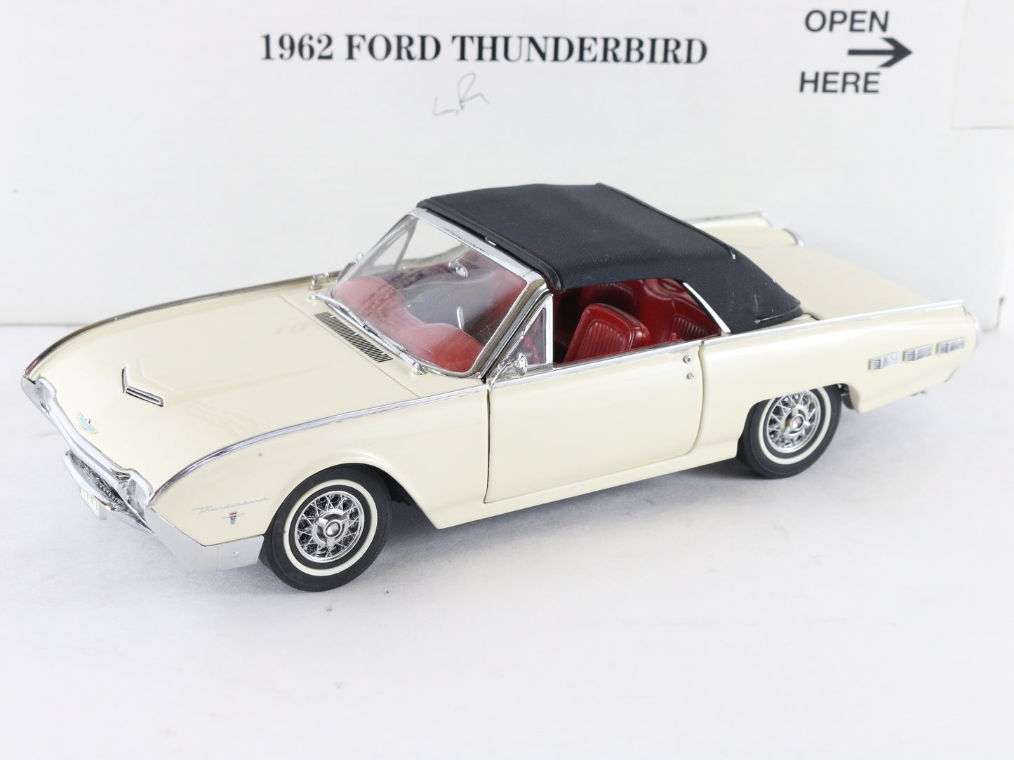 1962 Ford Thunderbird Sports Roadster White Danbury Mint 1:24 Diecast 