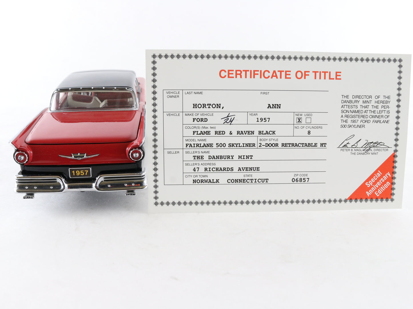 1957 Ford Fairlane 500 Skyliner Red Black Danbury Mint 1:24 Model Car