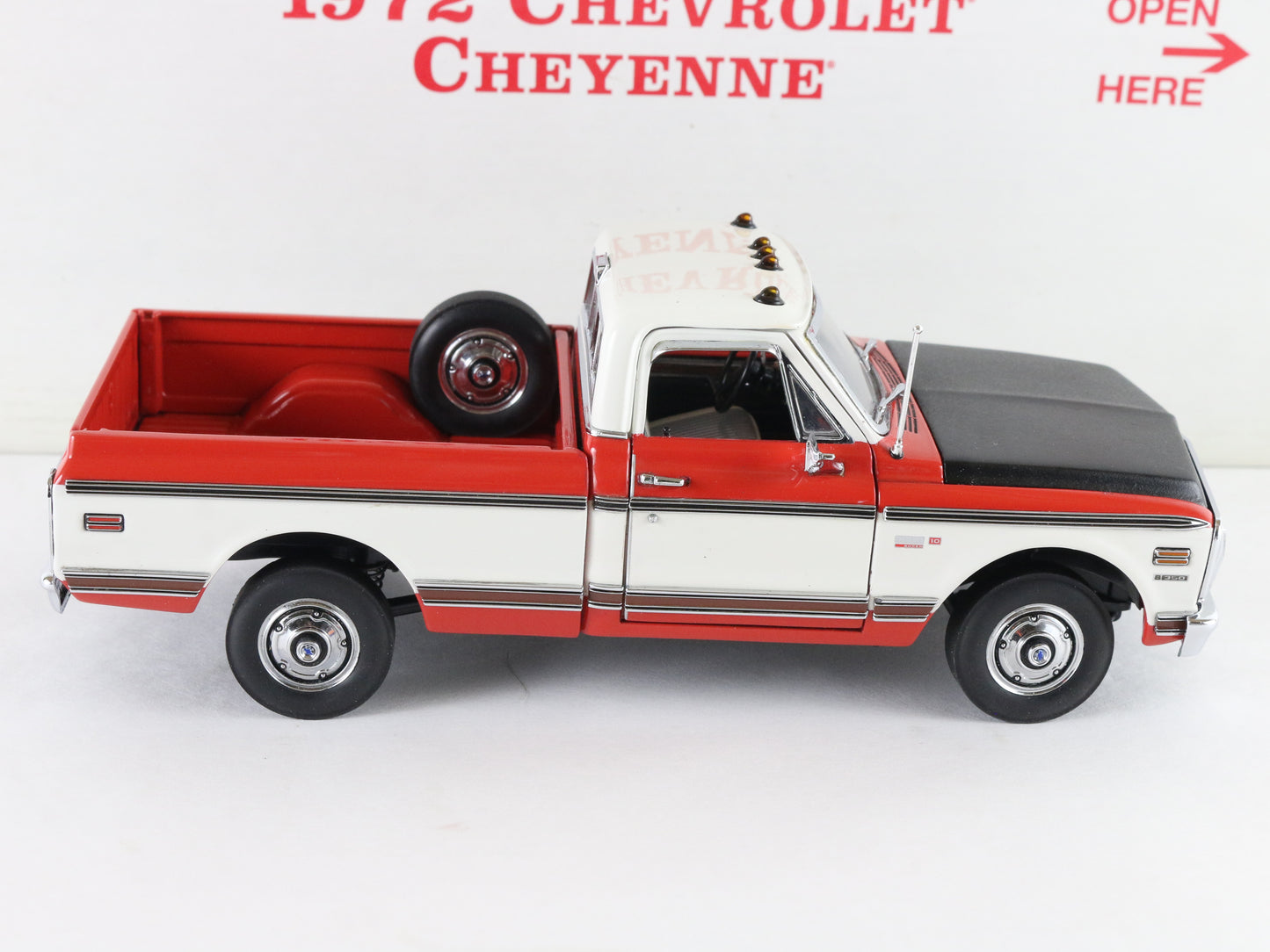 1972 Chevrolet Cheyenne Pickup Truck Red White Custom Painted Danbury Mint 1:24