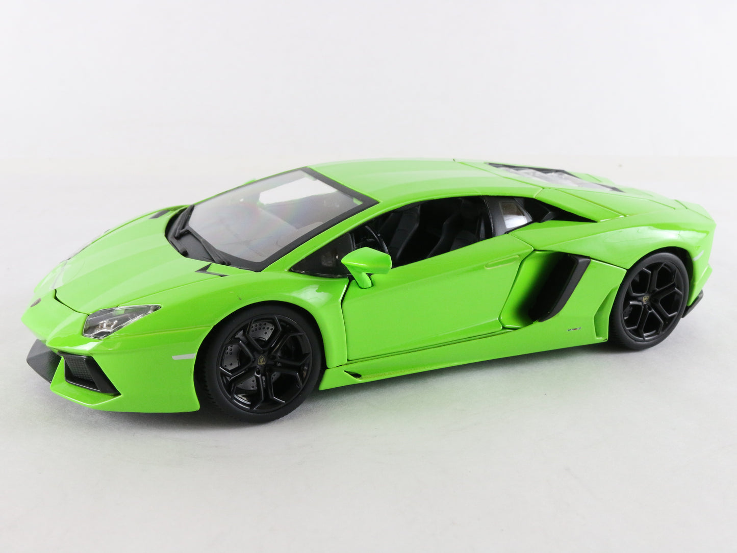 Lamborghini Aventador Lp700-4 Bburago 1:18 Green Diecast Model Car