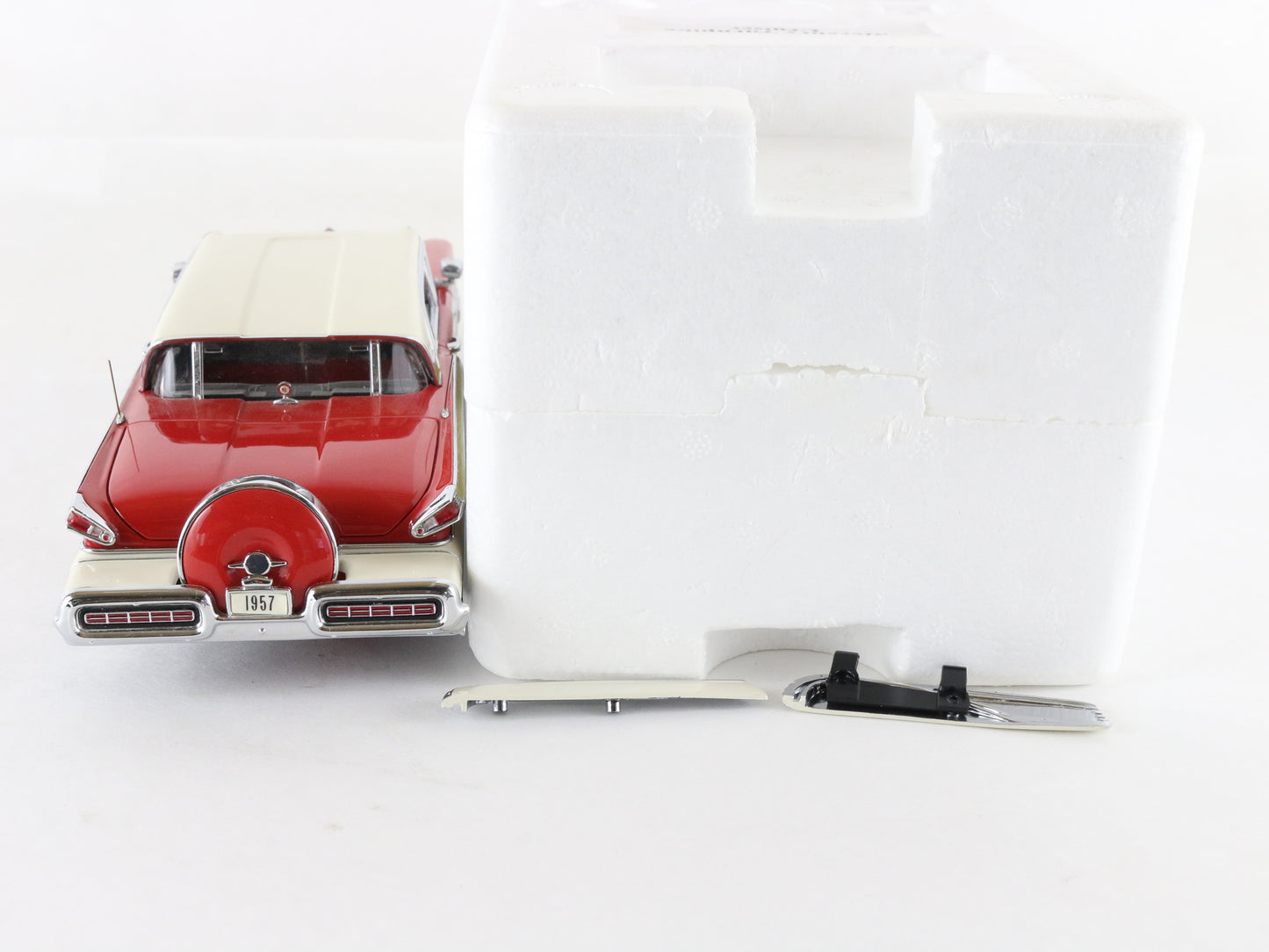 1957 Mercury Turnpike Cruiser Red White Danbury Mint 1:24 Diecast Model Car