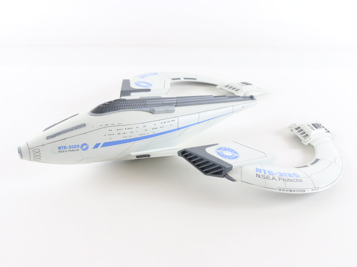 Galaxy Quest NSEA Protector Built Spaceship Nte-3120 1/400 Pegasus Hobbies
