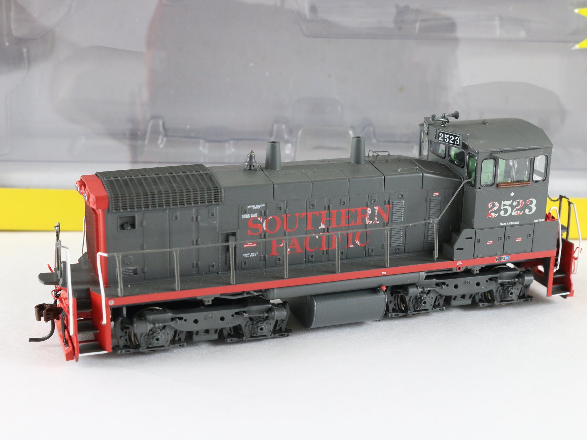 Athearn HO 96682 Southern Pacific 2523 SW1500 Worn Red Lettering Diesel Loco