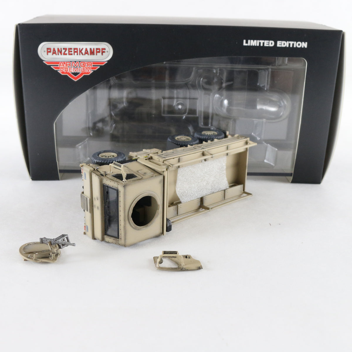 M1083 FMTV Armor Cab Troop Carrier Truck Armor Panzerkampf 1:72 12219PA0206