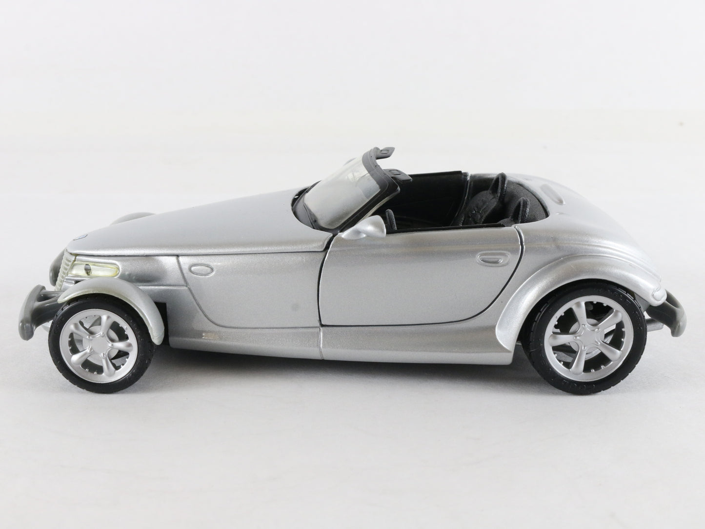 Plymouth Prowler Convertible Maisto 1:24 Silver Diecast Model Car