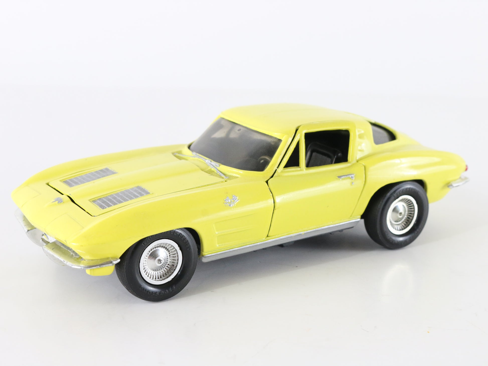 Corvette Stingray Yellow Ertl Metal Model Car 1:24