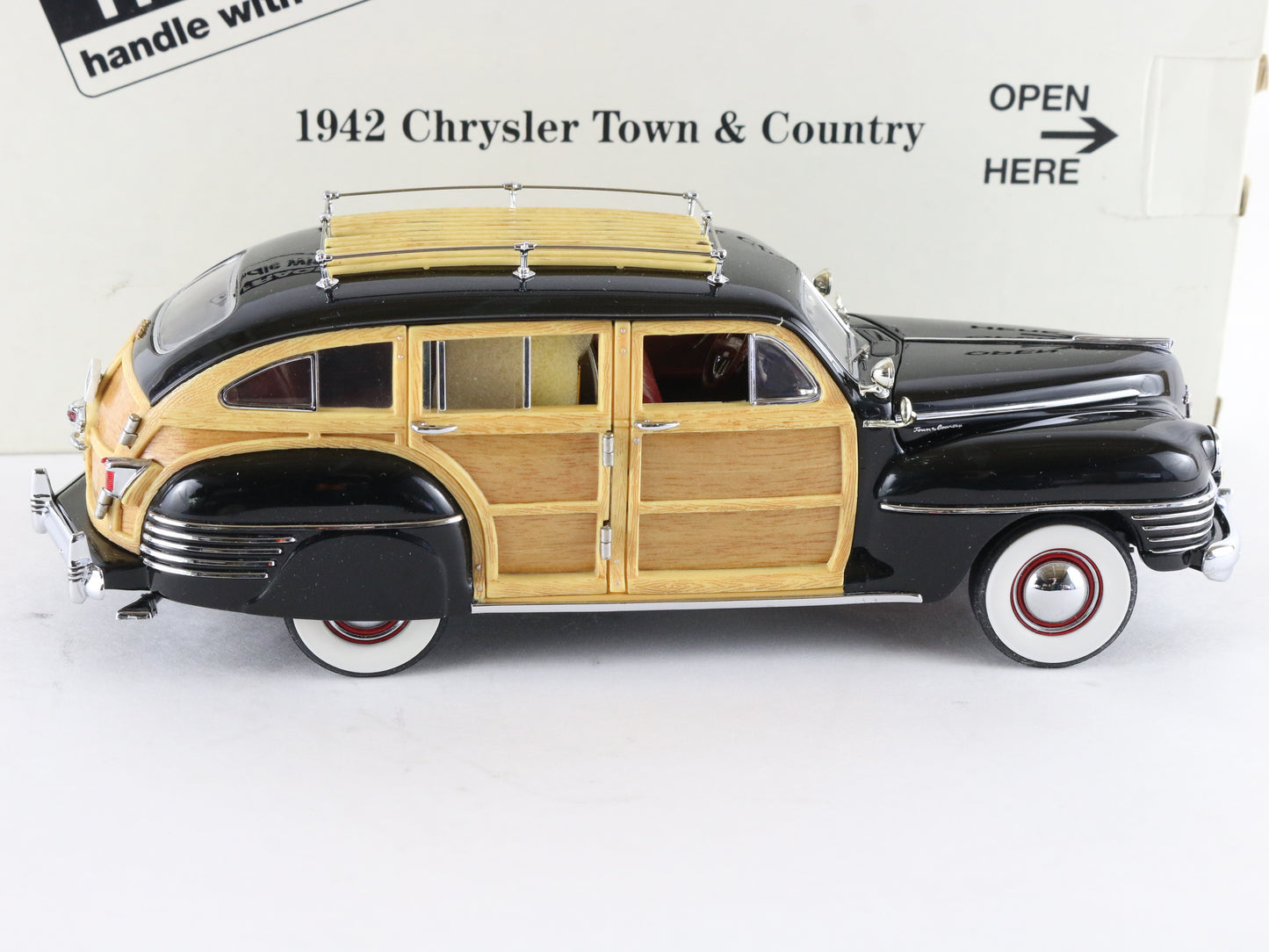 1942 Chrysler Town & Country Black Wood Panel Danbury Mint 1:24 Diecast Model