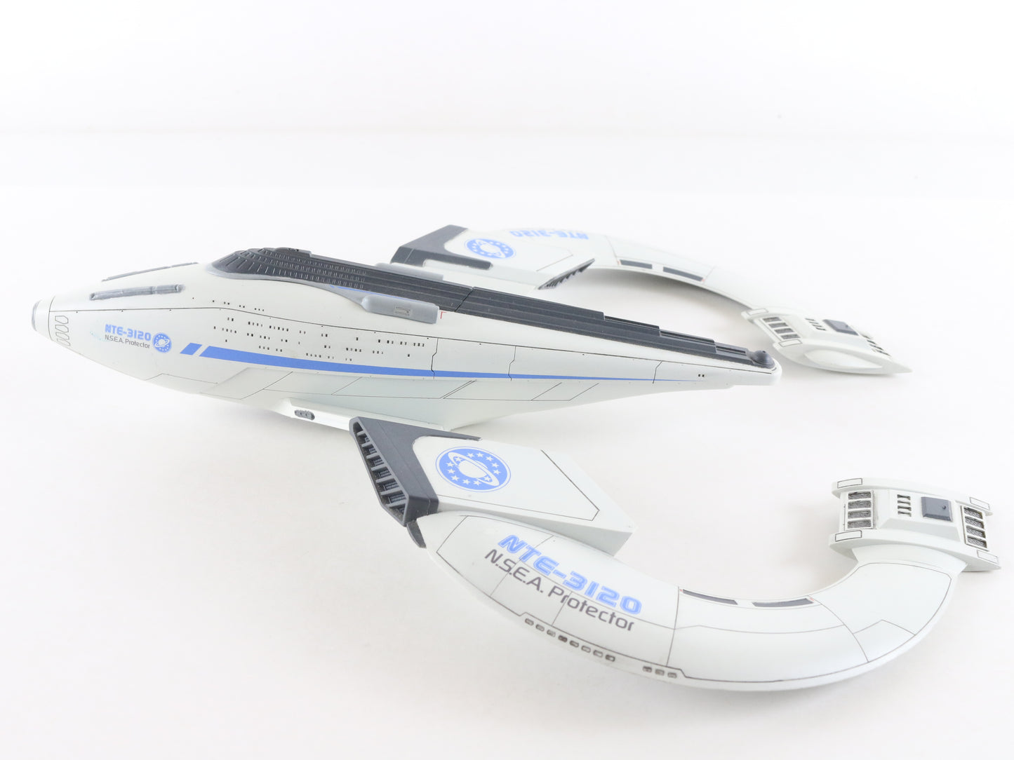 Galaxy Quest NSEA Protector Built Spaceship Nte-3120 1/400 Pegasus Hobbies