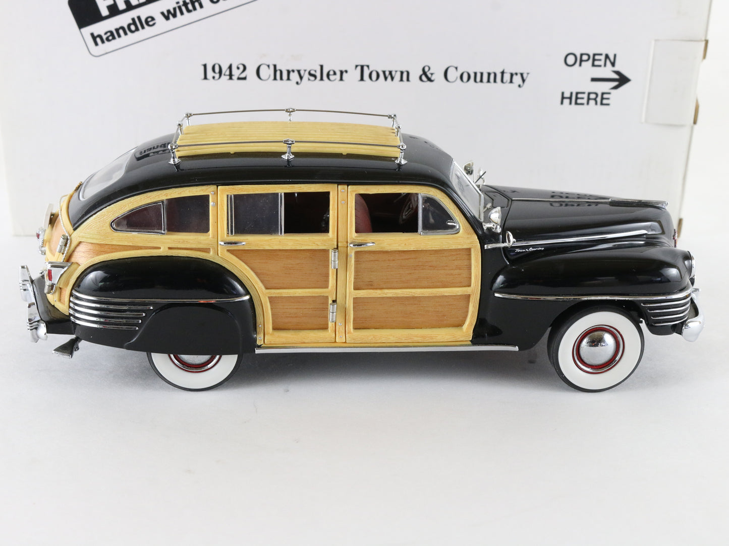 1942 Chrysler Town & Country Black Wood Panel Danbury Mint 1:24 Diecast Model