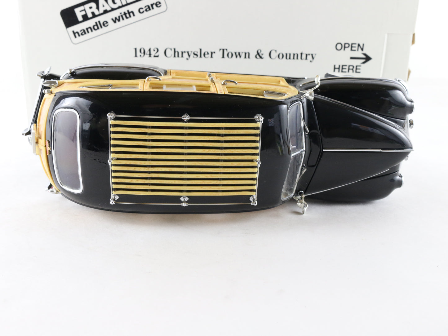 1942 Chrysler Town & Country Black Wood Panel Danbury Mint 1:24 Model Car