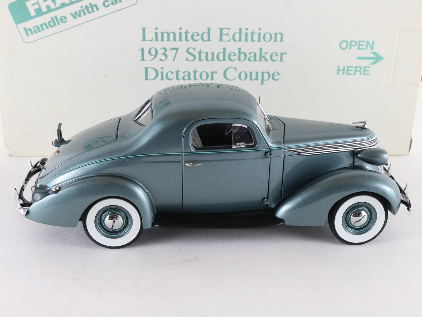 1937 Studebaker Dictator Coupe Blue Danbury Mint 1:24 Diecast Model 1959/5000