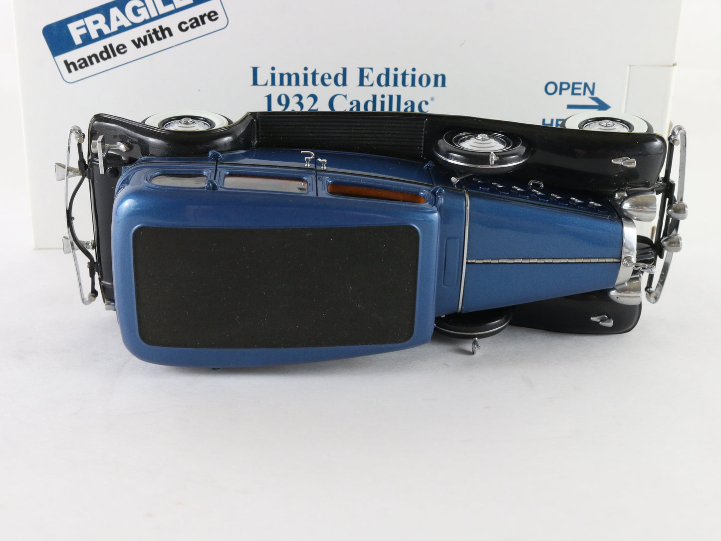 1932 Cadillac V-16 452-B Fleetwood Sedan Blue Danbury 1:24 Diecast 1332/5000