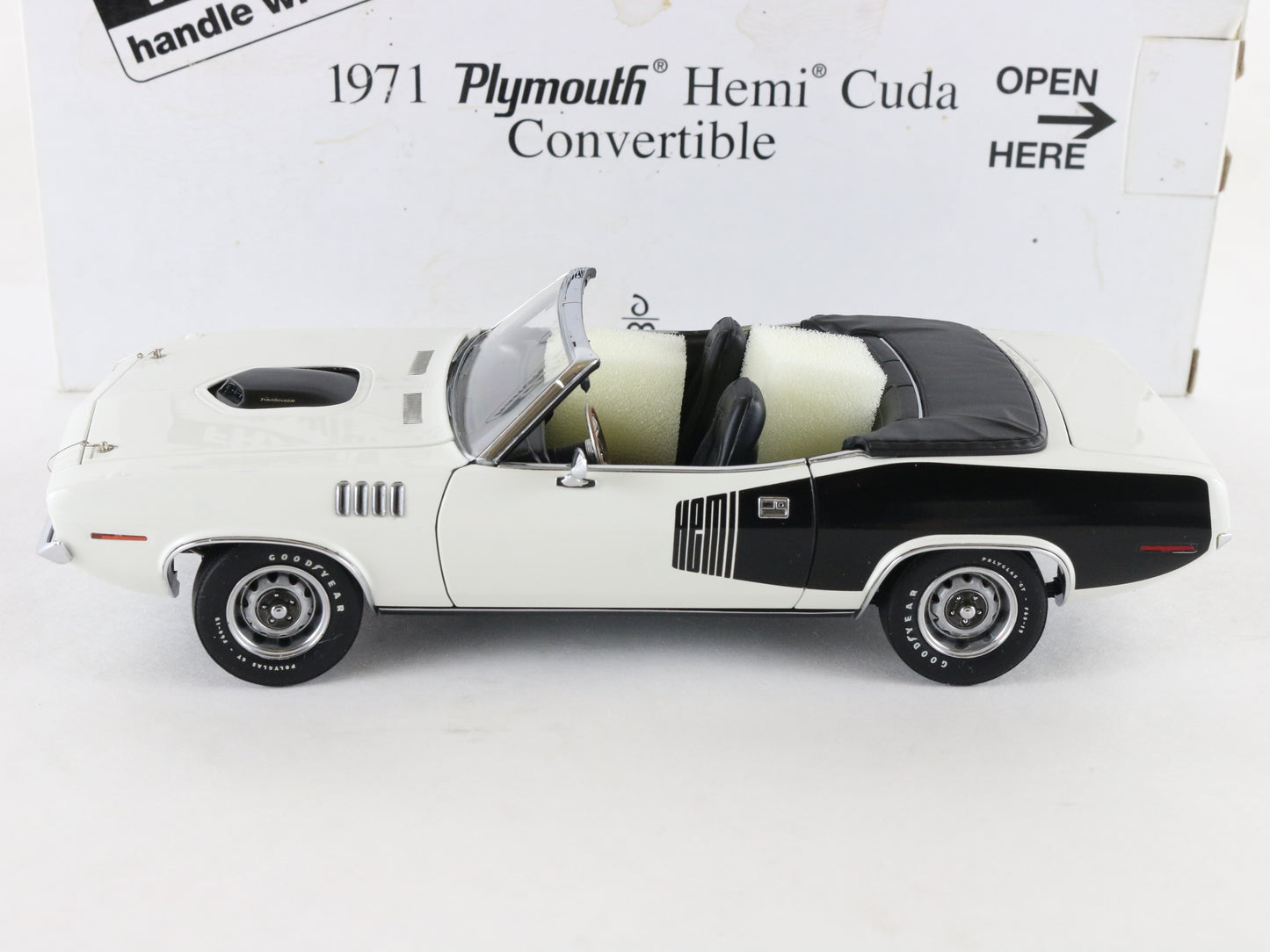 1971 Plymouth Hemi Cuda Barracuda Convertible White Black Danbury 1:24 Diecast