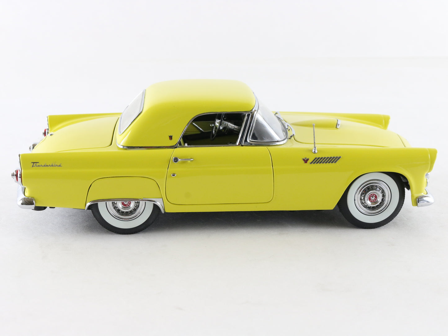 1955 Ford Thunderbird Convertible Yellow Danbury Mint 1:24 Model Car