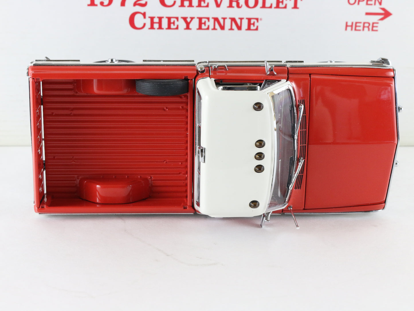 1972 Chevrolet Cheyenne Pickup Truck Red White Danbury Mint 1:24 Diecast Model