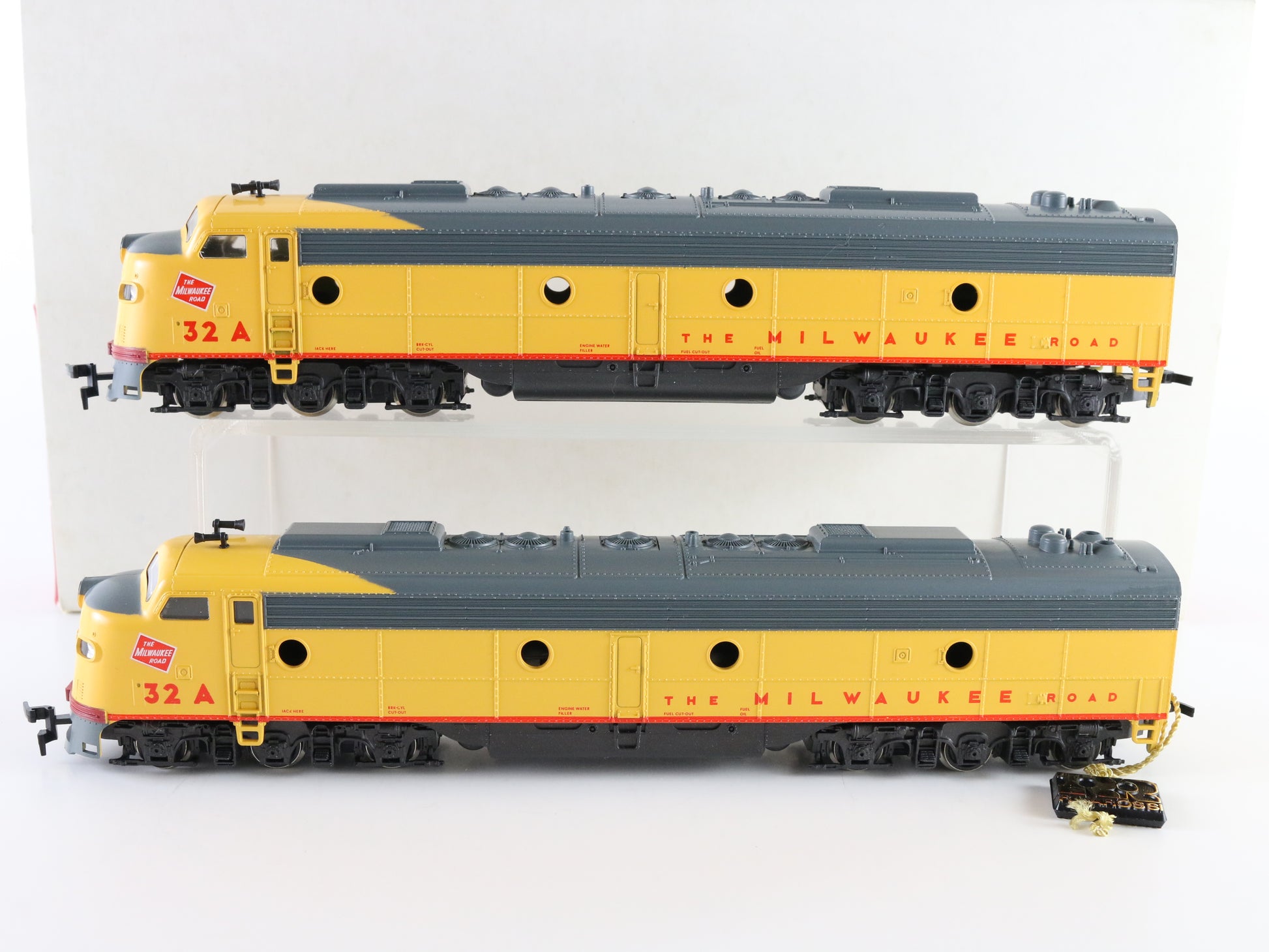 Rivarossi HO Milwaukee Road 32 EMD E8 Diesel Locomotives AA Set
