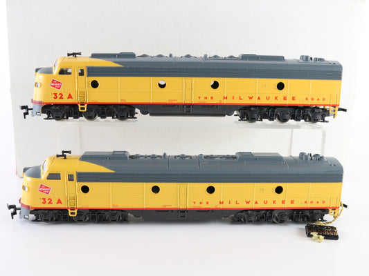 Rivarossi HO Milwaukee Road 32 EMD E8 Diesel Locomotives AA Set