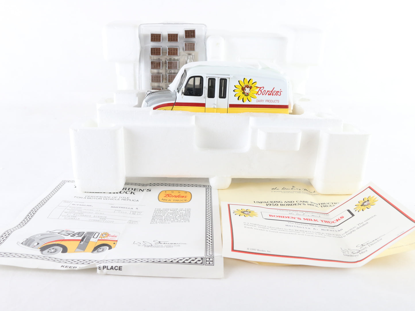 1950 Divco Model 13 Borden Milk Delivery Truck Danbury Mint 1:24 Diecast Model