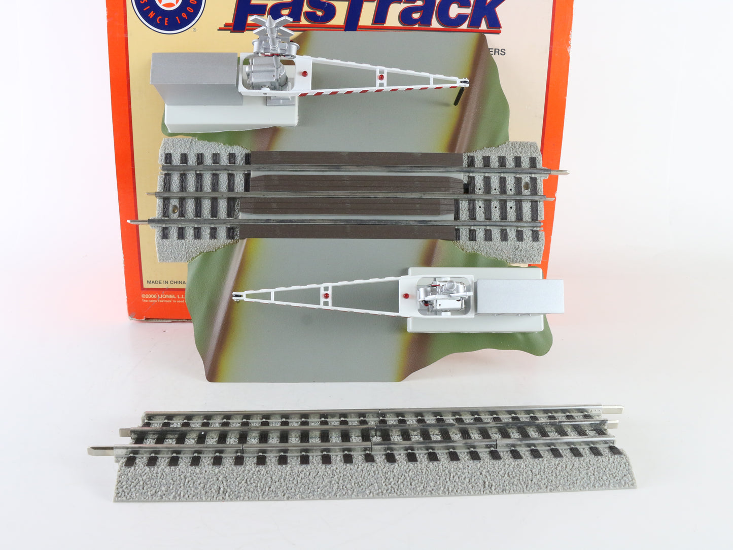 Lionel Fastrack O Grade Crossing W/ Gates & Flashers 6-12062 LN in Box