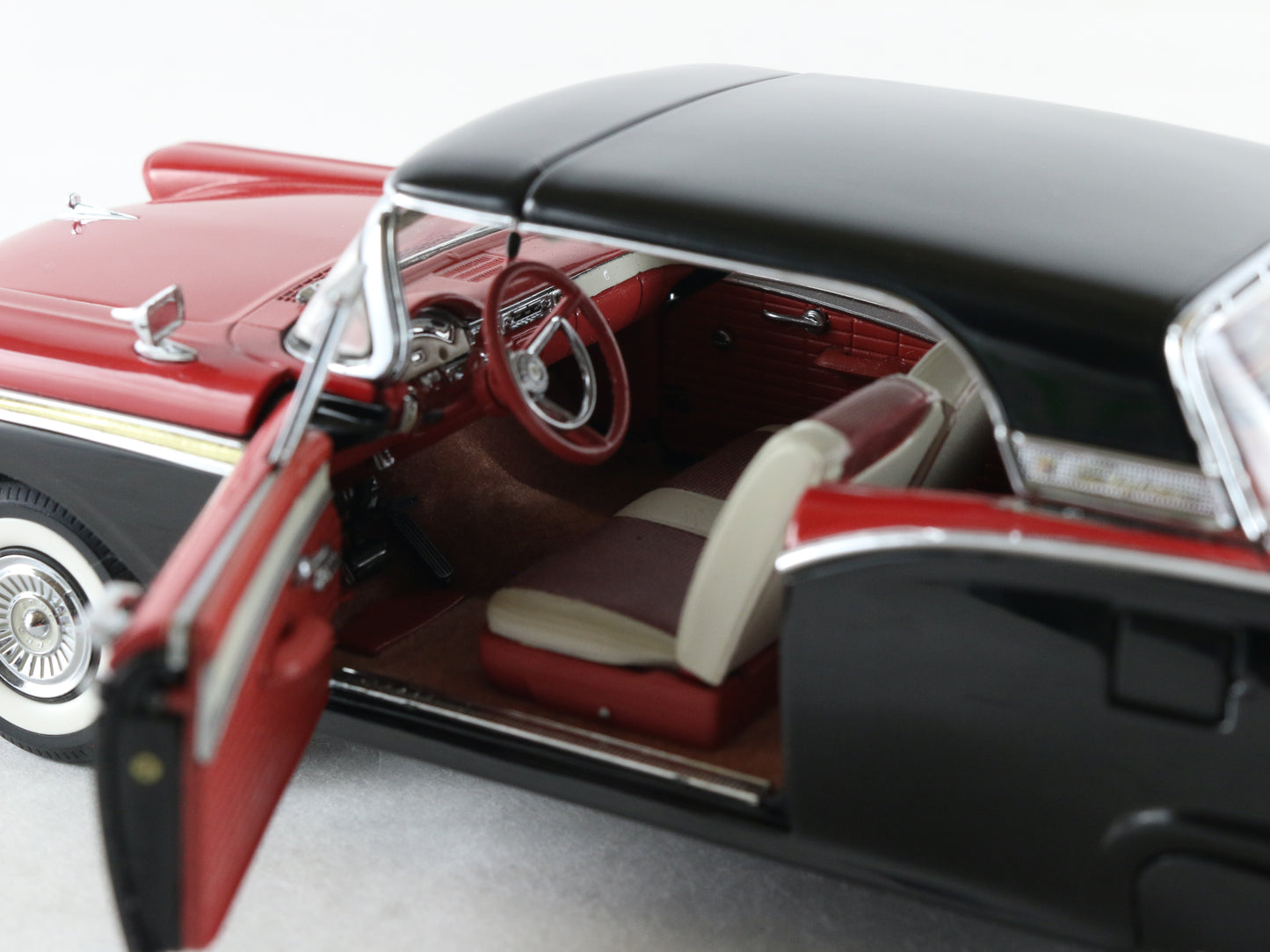 1957 Ford Fairlane 500 Skyliner Red Black Danbury Mint 1:24 Model Car