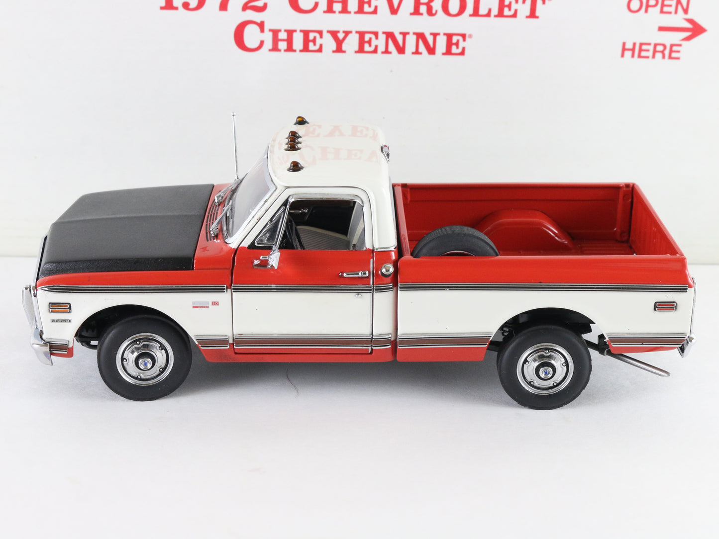 1972 Chevrolet Cheyenne Pickup Truck Red White Custom Painted Danbury Mint 1:24