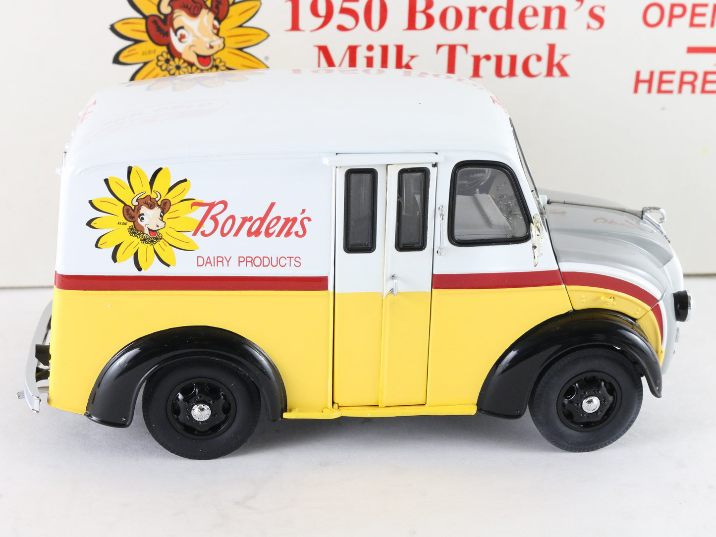 1950 Divco Model 13 Borden Milk Delivery Truck Danbury Mint 1:24 Diecast Model