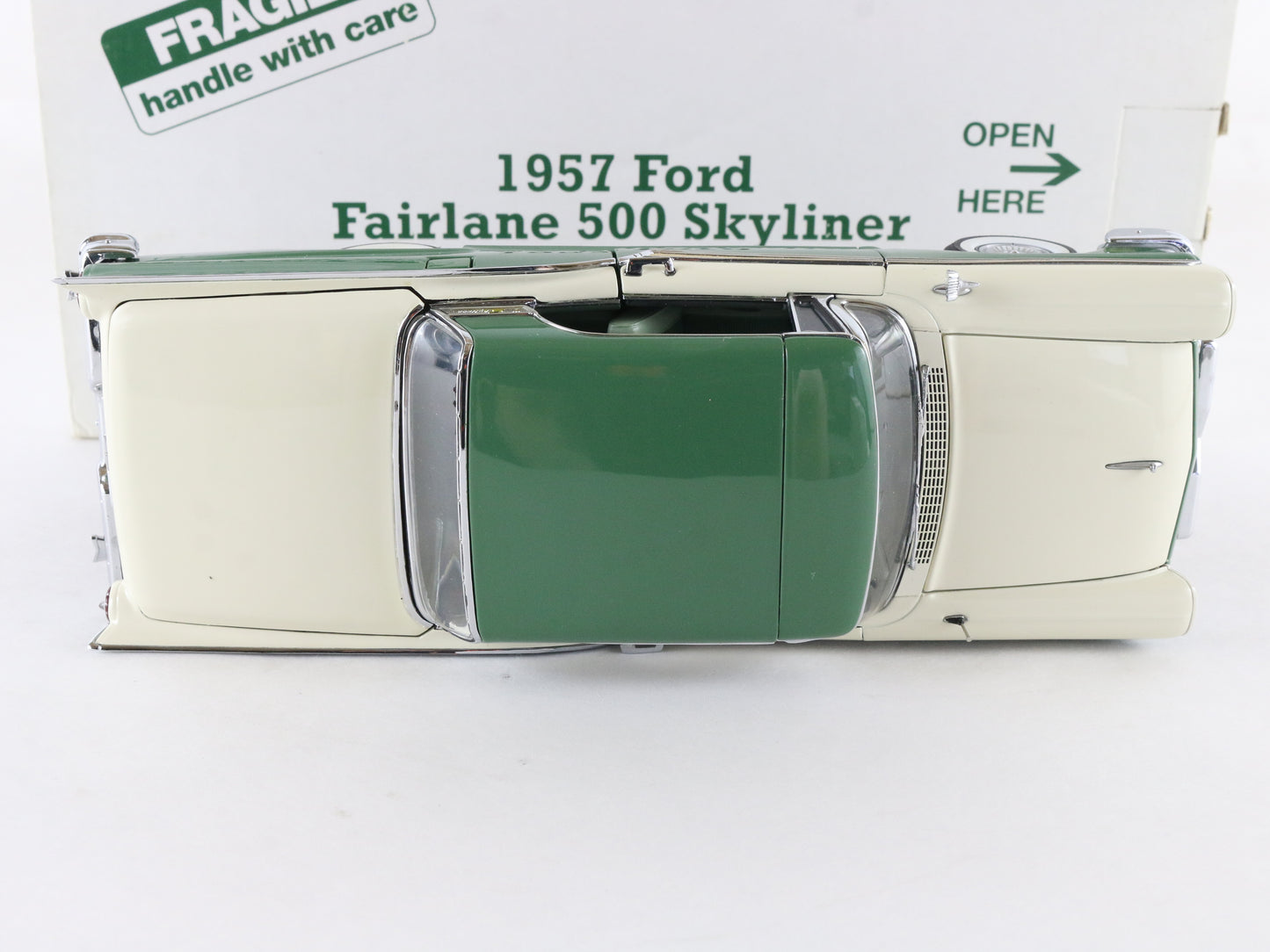 1957 Ford Fairlane 500 Skyliner Green White Danbury Mint 1:24 Diecast Model Car