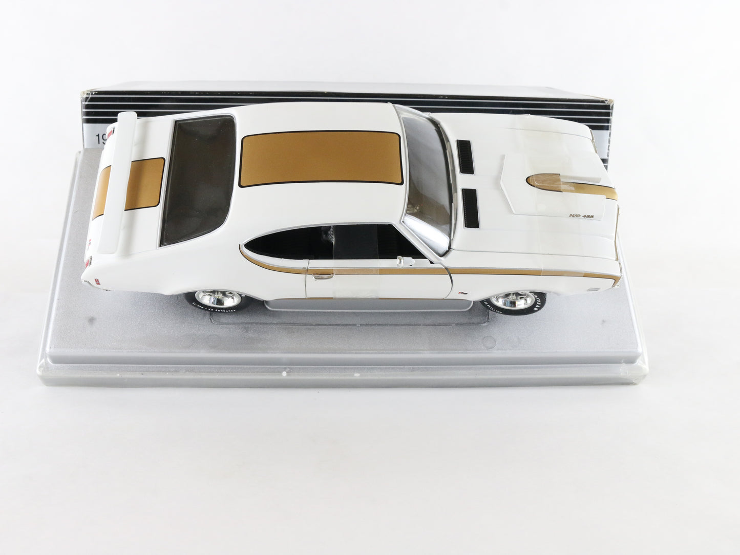 1969 Hurst Oldsmobile White Gold LE of 2500 American Muscle ERTL 1:18 39220