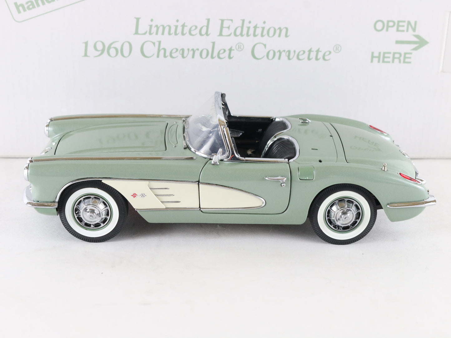 1960 Chevy Corvette Green White Convertible Limited Danbury Mint 1:24 2505
