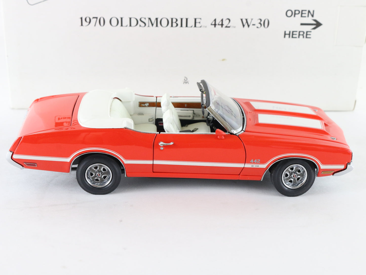 1970 Oldsmobile 442 W-30 Orange & White Danbury Mint 1:24 Diecast Model Car