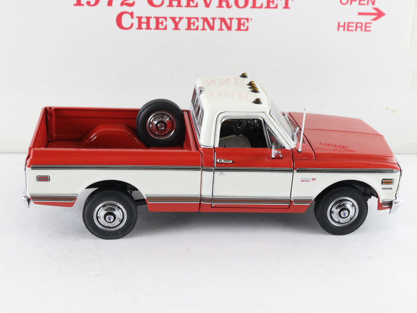 1972 Chevrolet Cheyenne Pickup Truck Red White Danbury Mint 1:24 Diecast
